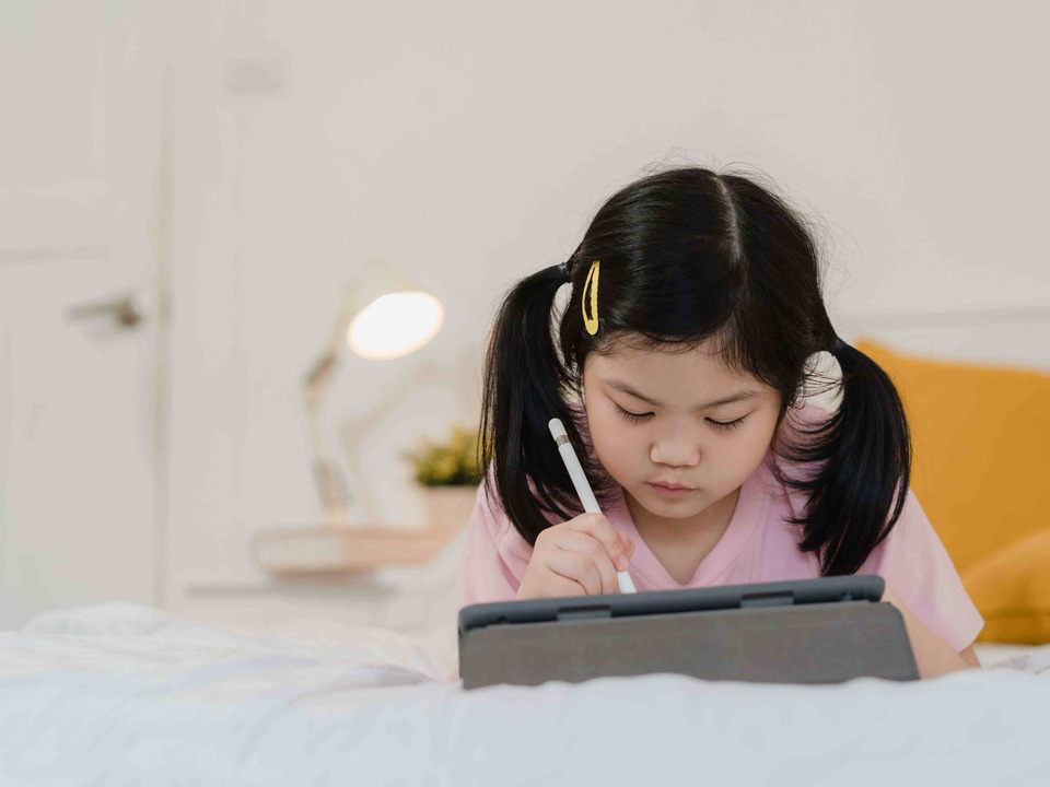 Balancing Screen Time: Quality AI Engagement vs. Digital Consumption